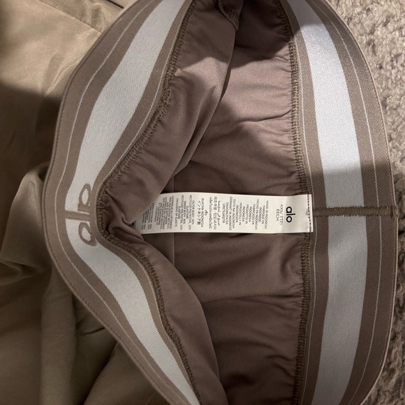 ALO Yoga match point Shorts- light cocoa - Picture 3 of 3